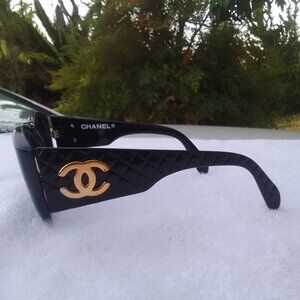 Bundle CHANEL sunglass & a gift